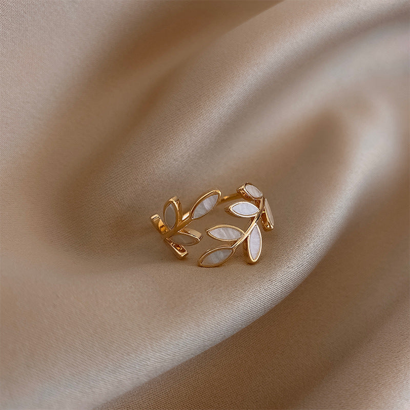 Revere | Elva – Justerbar Ring med Hvit Opal i Bladform