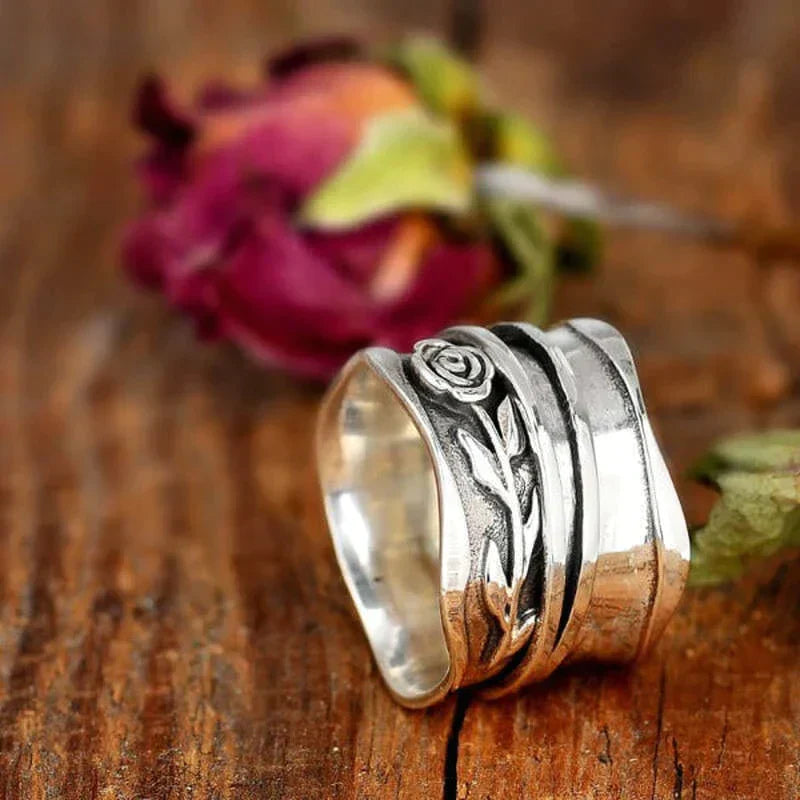 Revere | Ring i sølv med blomst – klassisk eleganse med naturlig preg