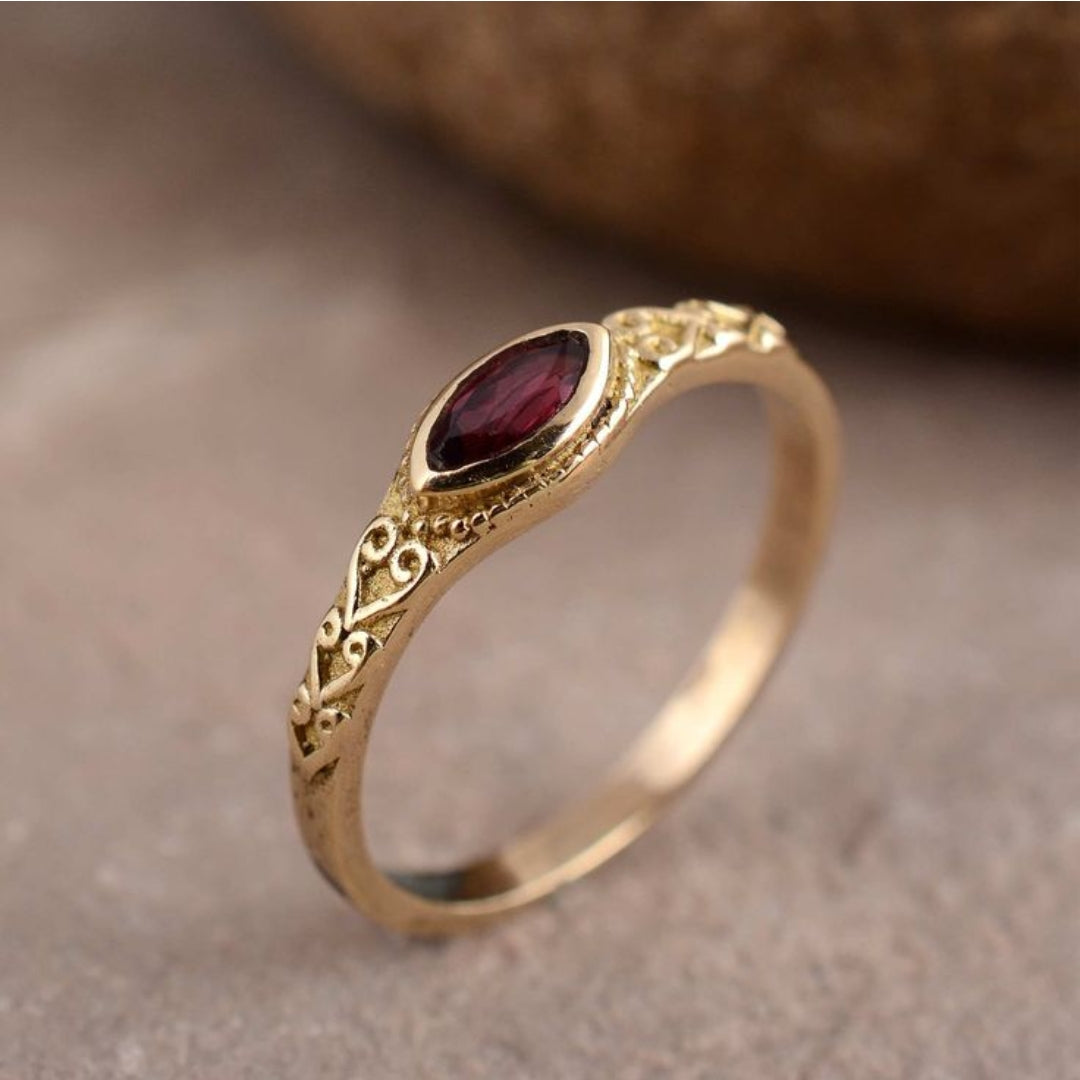 Revere | Brillo – Vintage-ring med rød krystall