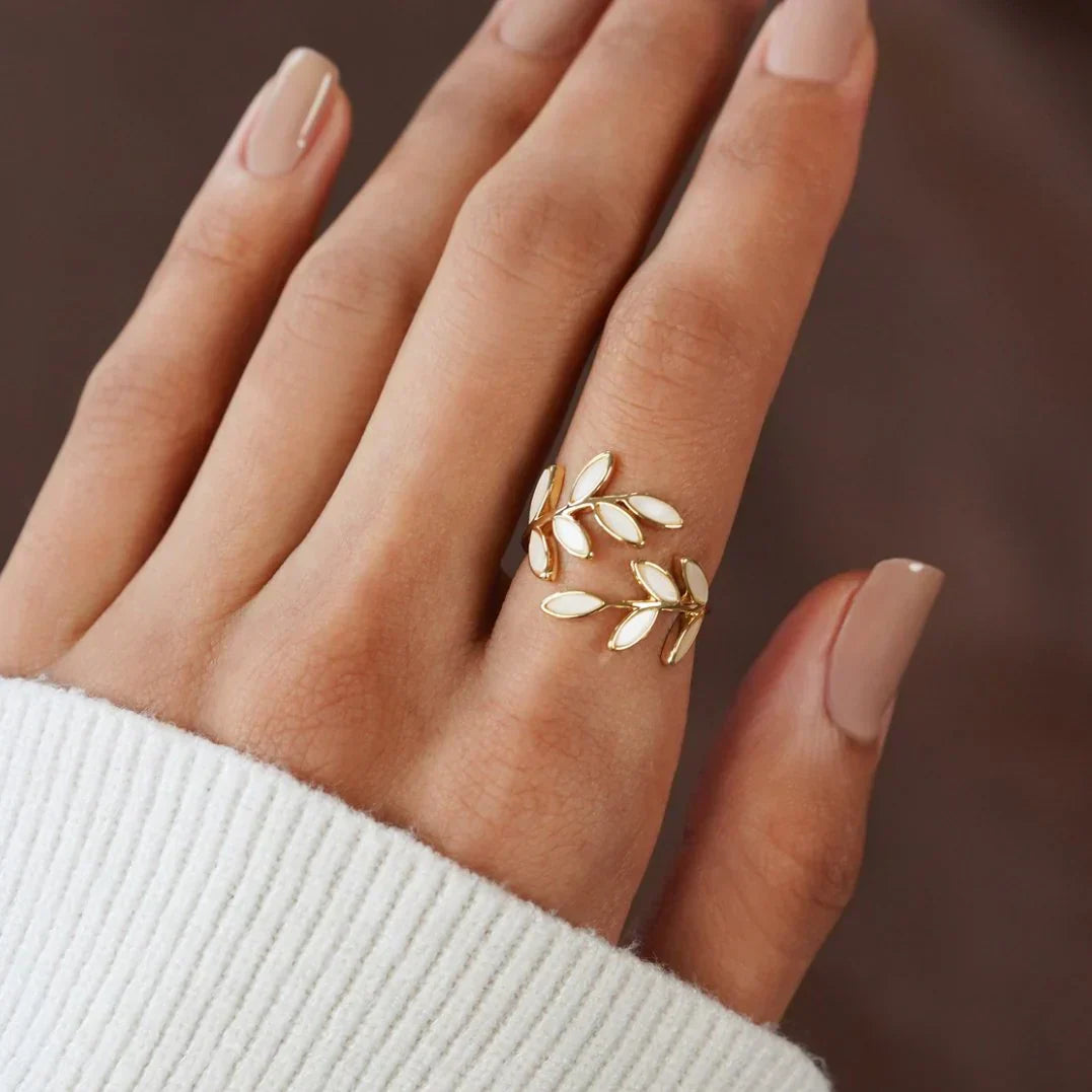 Revere | Elva – Justerbar Ring med Hvit Opal i Bladform