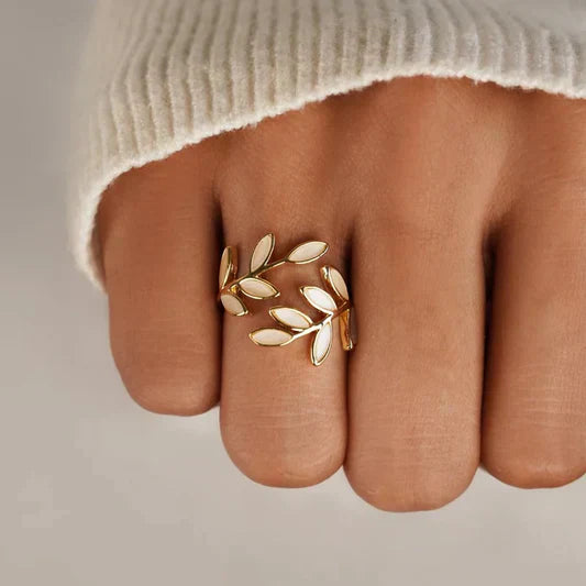 Revere | Elva – Justerbar Ring med Hvit Opal i Bladform