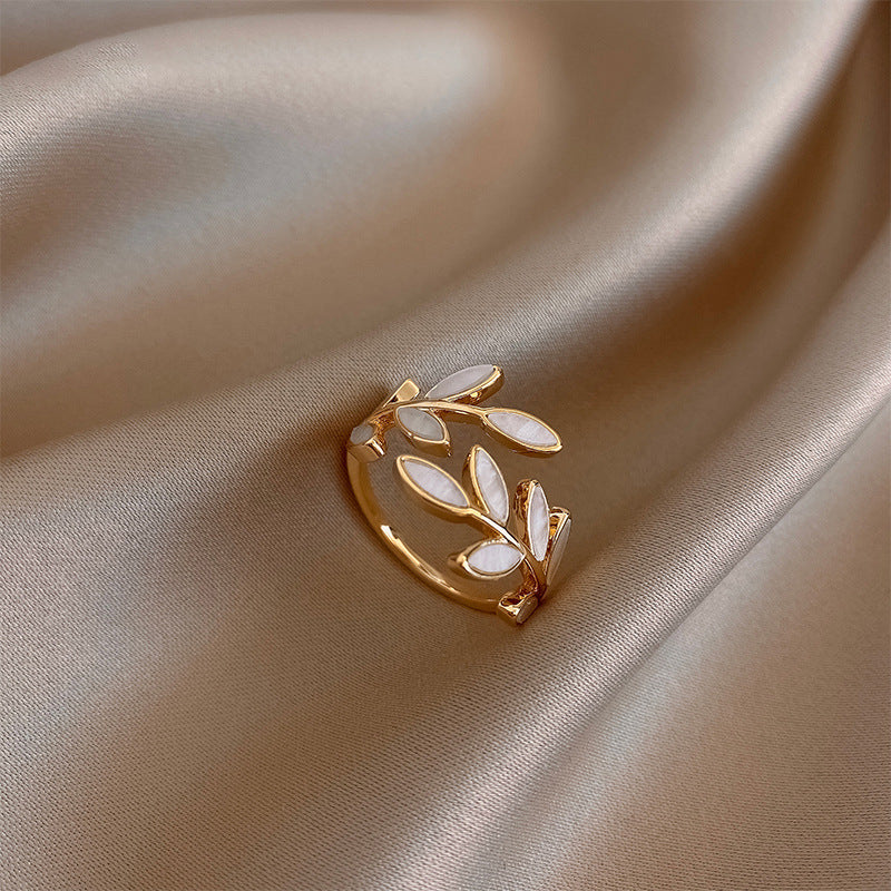 Revere | Elva – Justerbar Ring med Hvit Opal i Bladform