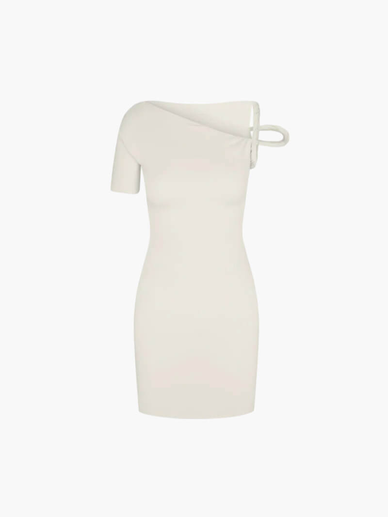 Reveré™ | Tettsittende Mini Kjole med Drapering