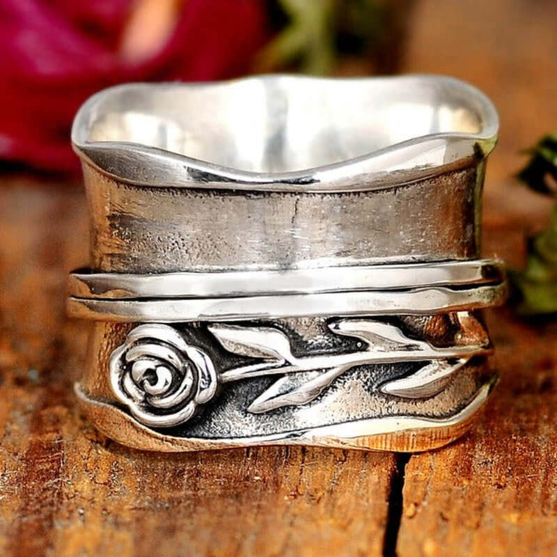 Revere | Ring i sølv med blomst – klassisk eleganse med naturlig preg