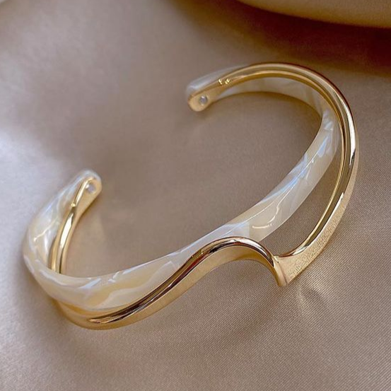Revere | Armbånd med hvit opal – Eleganse i gull